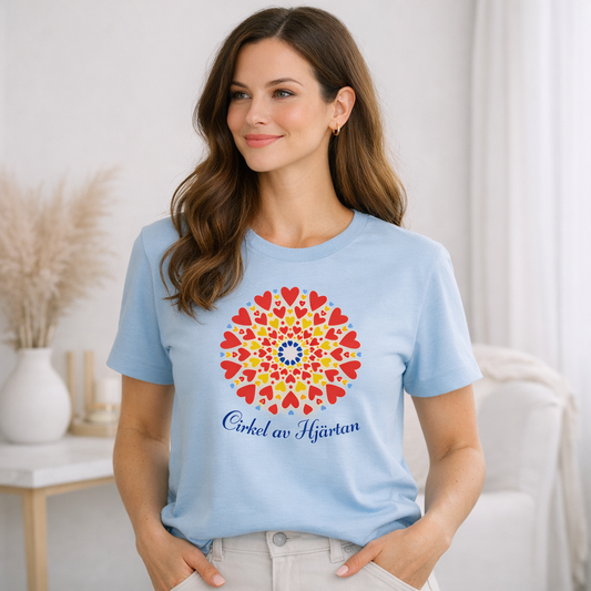 Cirkel av Hjärtan dam t-shirt med hjärtmotiv i cirkelform, bärandes ett budskap om omtanke.