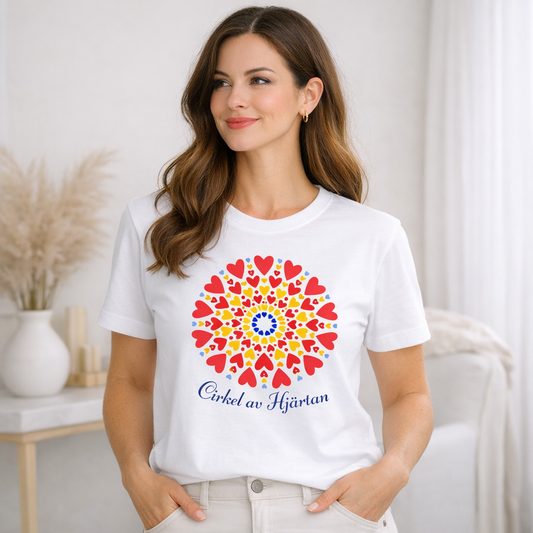 Cirkel av Hjärtan – Dam T‑shirt med dekorativt hjärtmotiv i cirkelform.