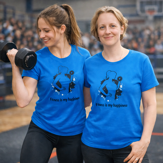 Styrkan är Lyckan: Två kvinnor i blått med t-shirts som har texten 'Fitness is my happiness' och symboliserar styrka och glädje i träning.