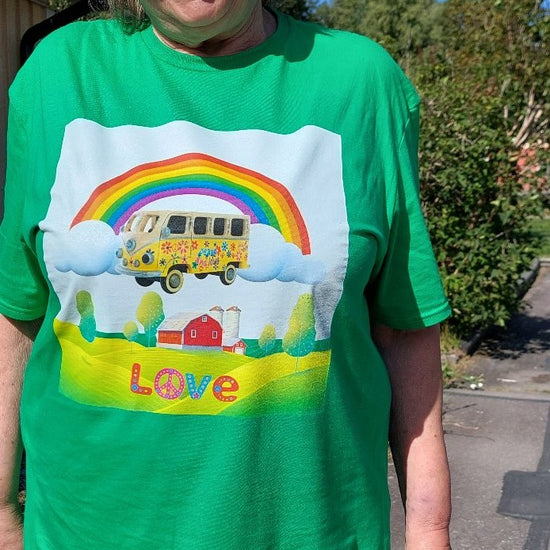 Grön T-shirt med flower power-design, husbil under regnbåge – användare visar upp