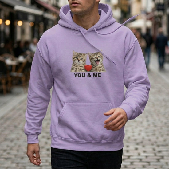 Mjuk Hoodie med Katter och Du Jag Text, lila hoodie med kattbilder och texten YOU & ME.