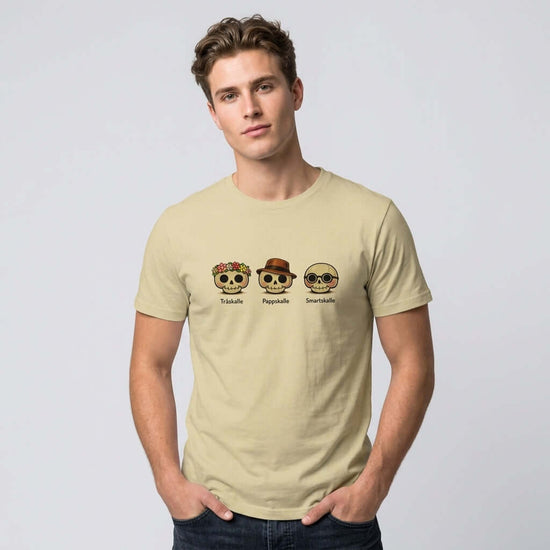 Klipska Skallar Nordic Cute Skull Aesthetic T-shirt med tre karakteristiska dödskallar på en beige bakgrund.