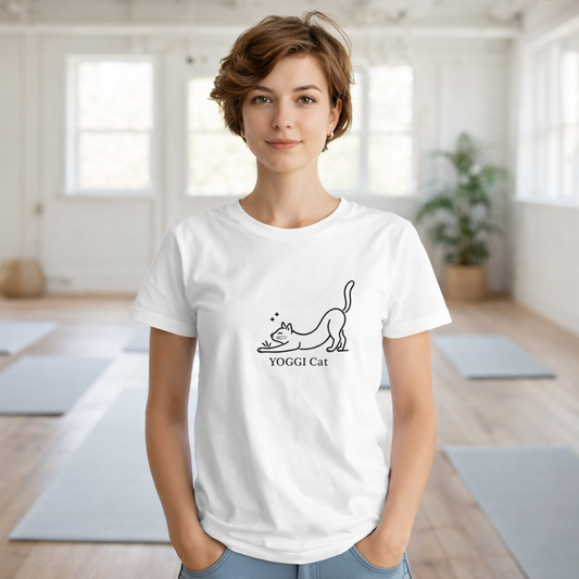Stretching Cat T-Shirt med minimalistisk kattillustration i ett yogastudio.