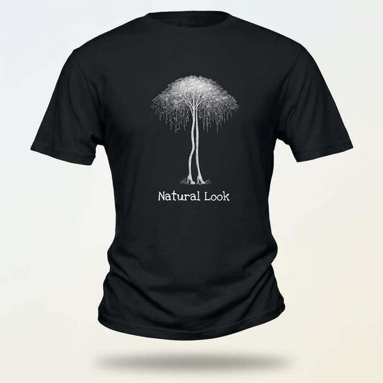Surrealism Art Tee med björkar i höga klackar och texten 'Natural Look' i vit färg på svart t-shirt.