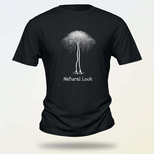 Surrealism Art Tee med björkar i höga klackar och texten 'Natural Look' i vit färg på svart t-shirt.