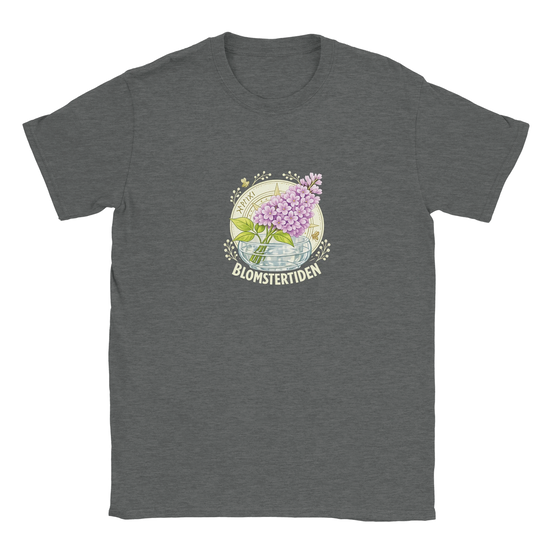 Floral T-Shirt med Syrenmotiv som fångar den nordiska försommaren.