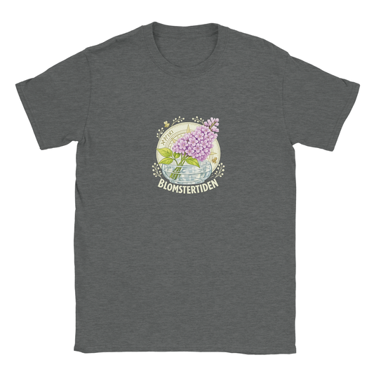 Floral T-Shirt med Syrenmotiv som fångar den nordiska försommaren.