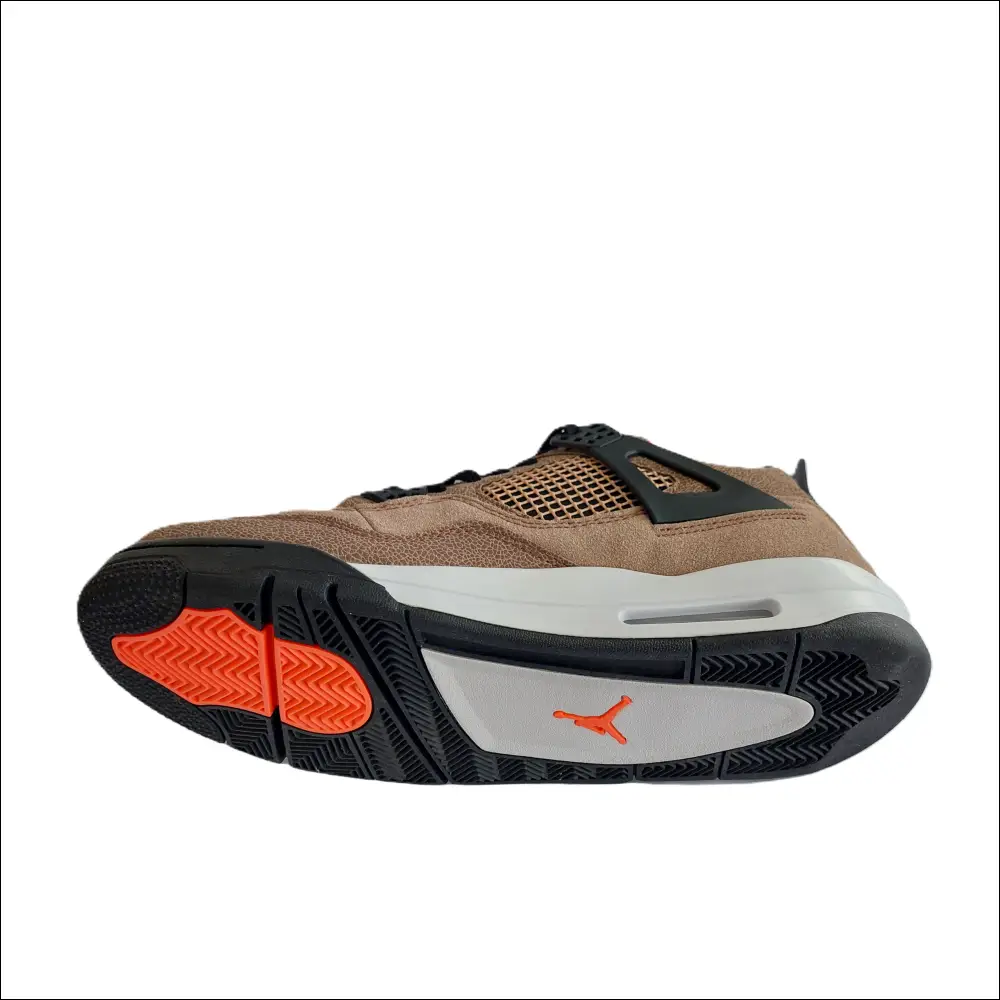 Air Jordan 4 Retro Taupe Hazel sula med svart och orange detalj, elegant och diskret design.