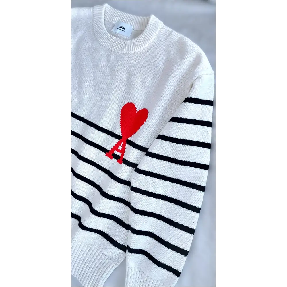 AMI Logo Cardigan med randigt mönster och broderad hjärtlogotyp, stilren och hållbar bomull/linnemix.