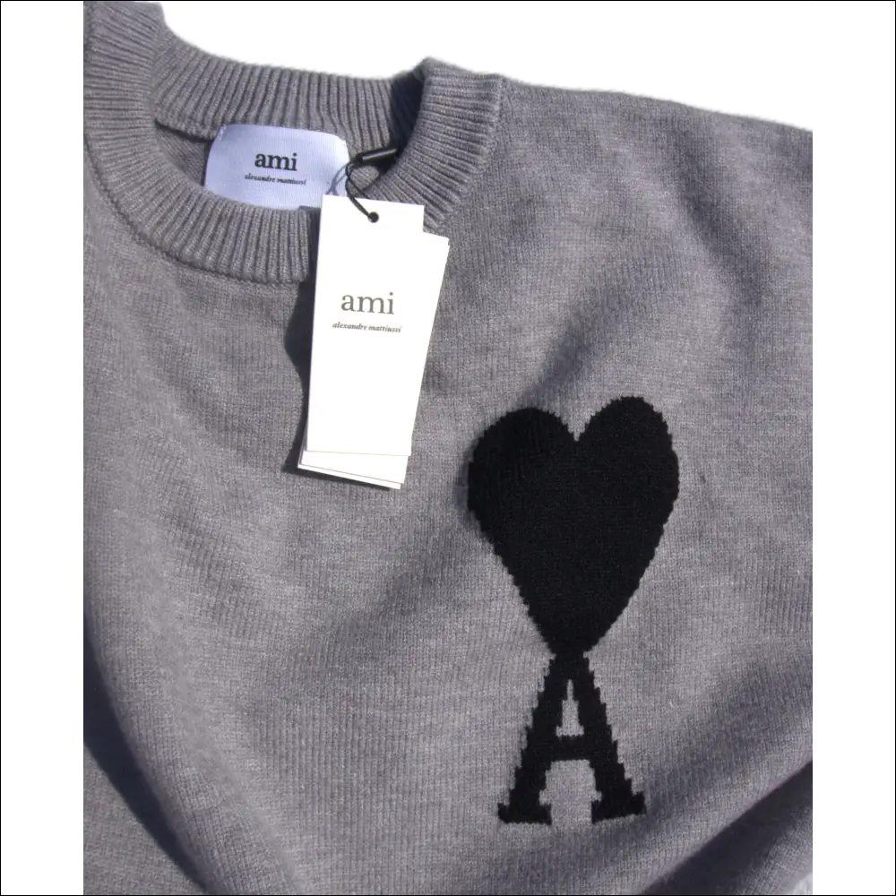 Ami de Coeur Stickad Tröja – Grå Ullmix med Svart Hjärta Tröjor