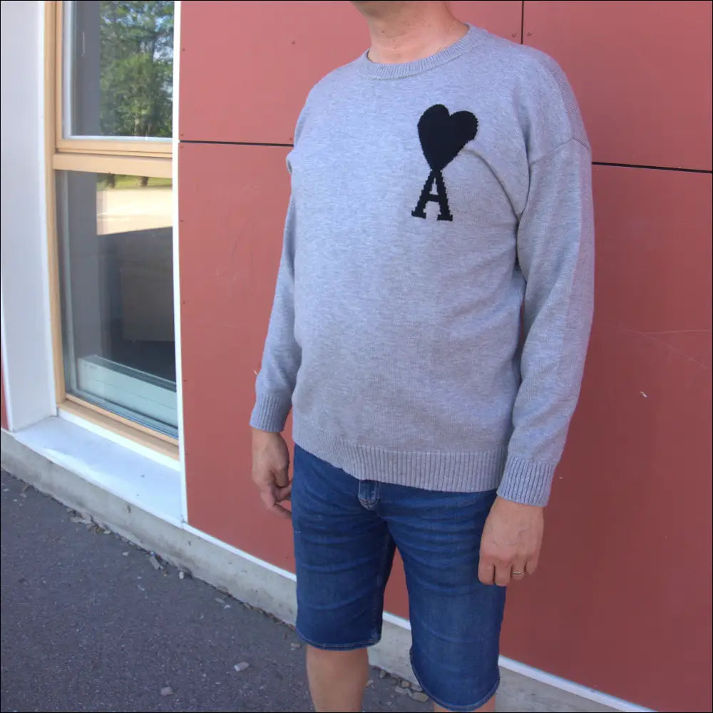Ami de Coeur Stickad Tröja – Grå Ullmix med Svart Hjärta Tröjor