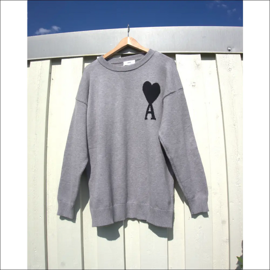 Ami de Coeur Stickad Tröja – Grå Ullmix med Svart Hjärta Tröjor