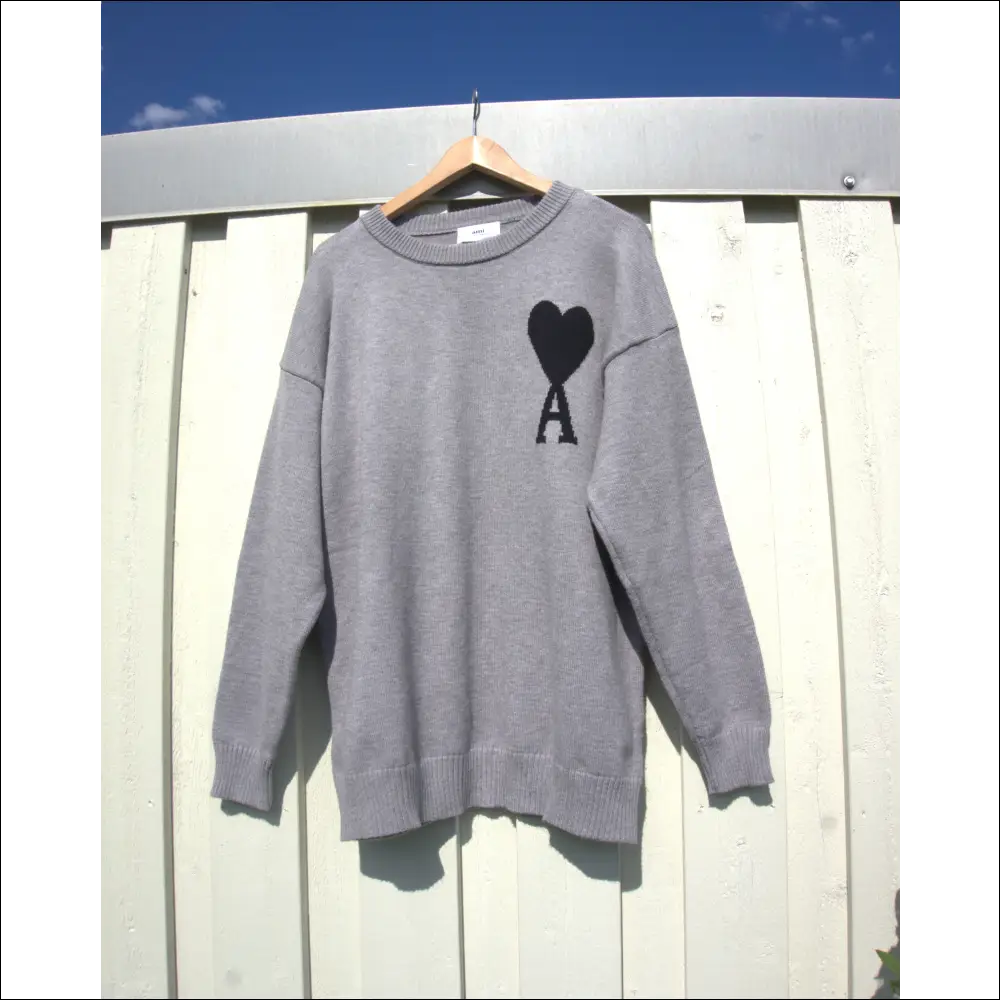Ami de Coeur Stickad Tröja – Grå Ullmix med Svart Hjärta Tröjor
