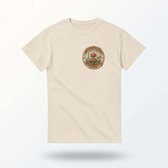 Paris 50s T-Shirt i sandfärgad med vintage blommotiv på bröstet, klassisk stil och tidlös fransk estetik.
