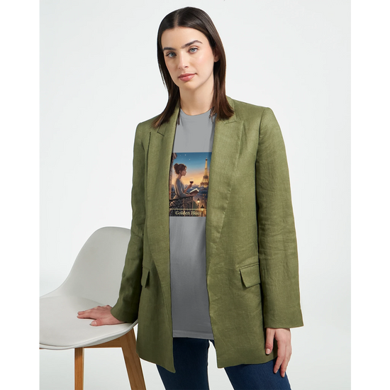 Kvinna i grön kavaj bär grå t‑shirt med Paris Motiv och Golden Hour design.