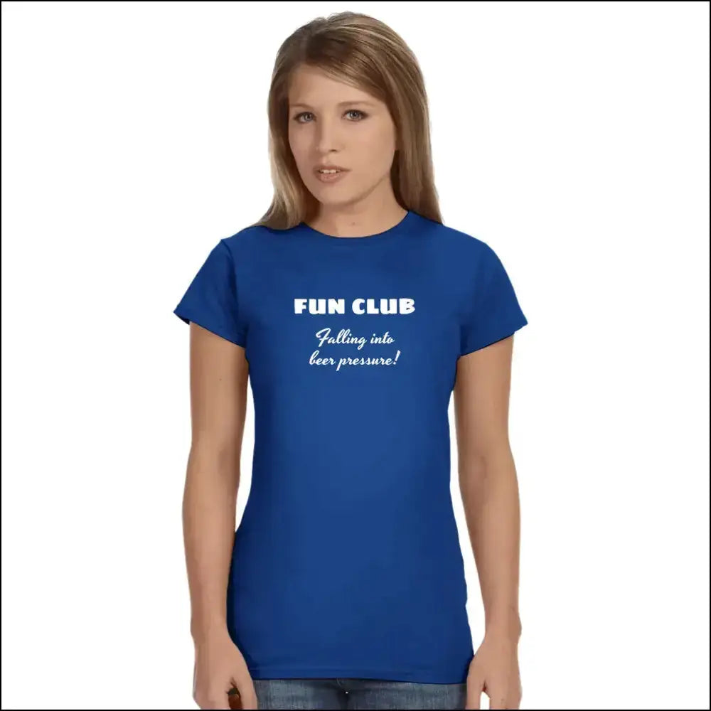 Beer T-shirt för kvinnor i kungsblått med vit text "FUN CLUB Falling into beer pressure!"