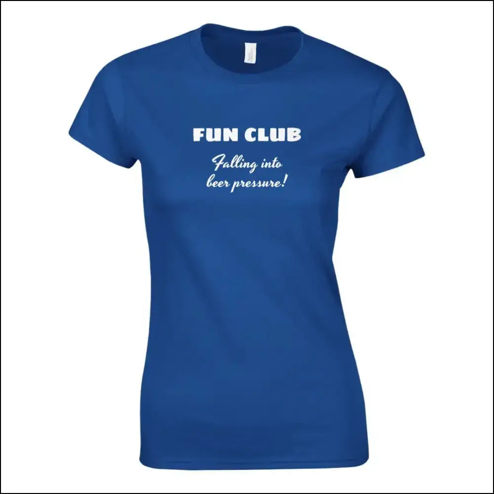 Beer T-shirt för kvinnor med fun club design, kungsblå t-shirt med vit text 'FUN CLUB Falling into beer pressure!'
