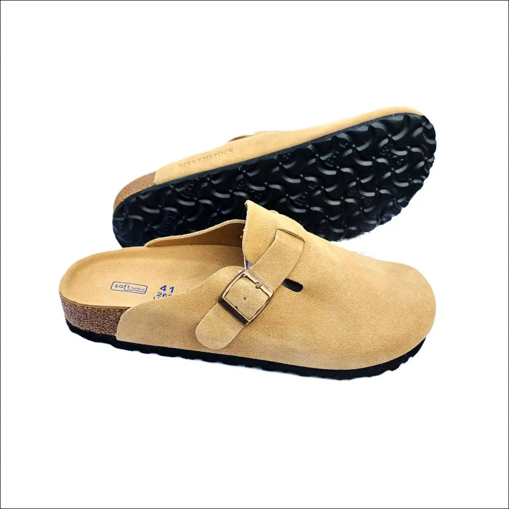 Birkenstock Boston Latte Cream Slippers - eleganta damtofflor i suéde med justerbar rem och svart yttersula.