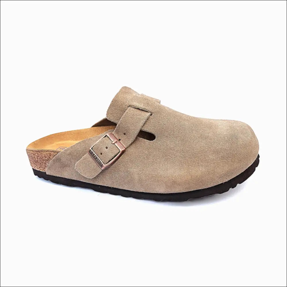 Närbild på Birkenstock Boston Taupe mocka-clog – fokus på framdel och tå.