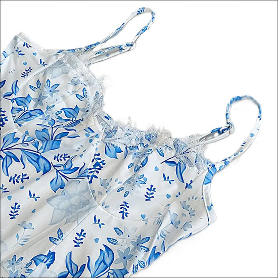 blommig sommarklänning med axelband och blå blommönster, satinliknande yta