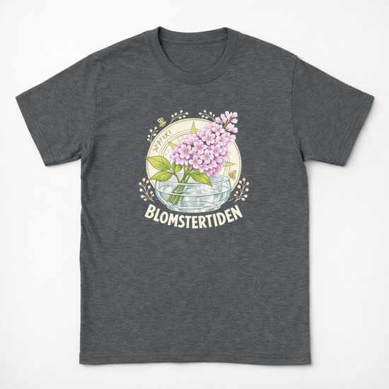Floral T-Shirt med Syrenmotiv i grå färg, med mönster av syrenblommor och texten Blomstertiden.