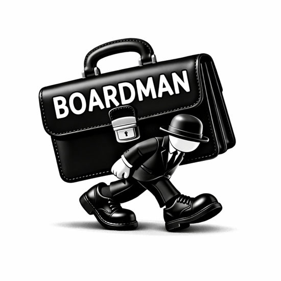 Illustration av en karaktär som bär en portfölj med texten BOARDMAN, symboliserar professionell stil.