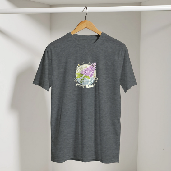 Floral T-Shirt med Syrenmotiv - Blomstertiden designad t-shirt med blomsterillustration.