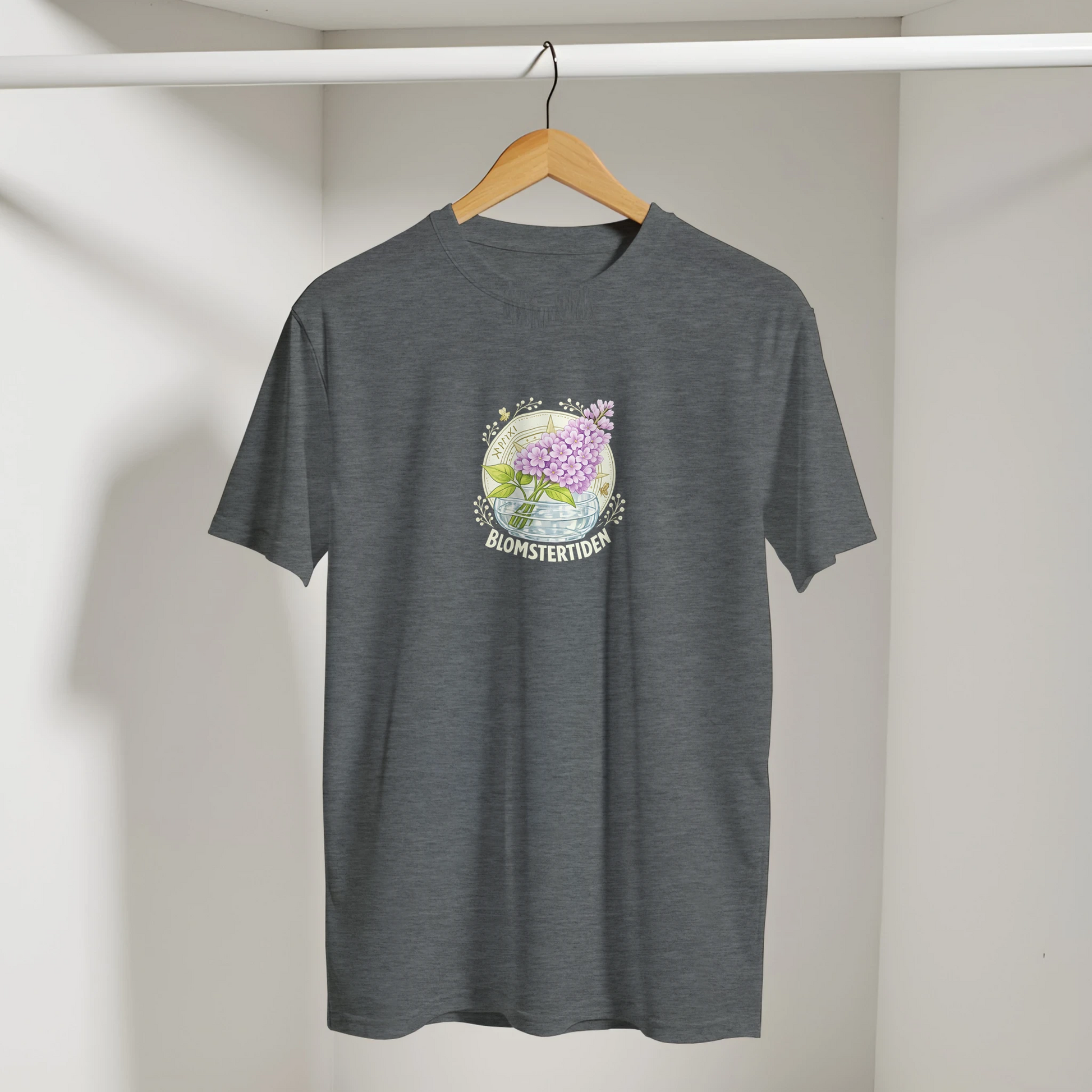 Floral T-Shirt med Syrenmotiv - Blomstertiden designad t-shirt med blomsterillustration.