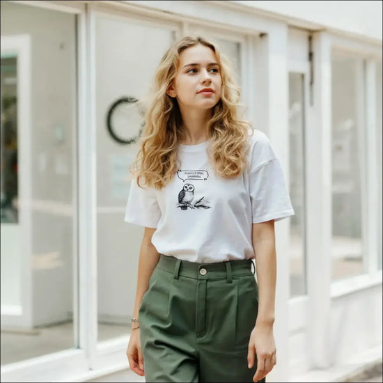 Owl T‑shirt – Perfect Drawing i Vit Kolpennestil - Print Material