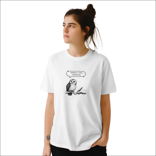 Owl T‑shirt – Perfect Drawing i Vit Kolpennestil - S - Print Material