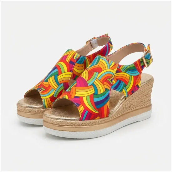 Färgglada wedges med regnbågsmönster och kilklack, perfekta för en hippie-inspirerad sommarlook.