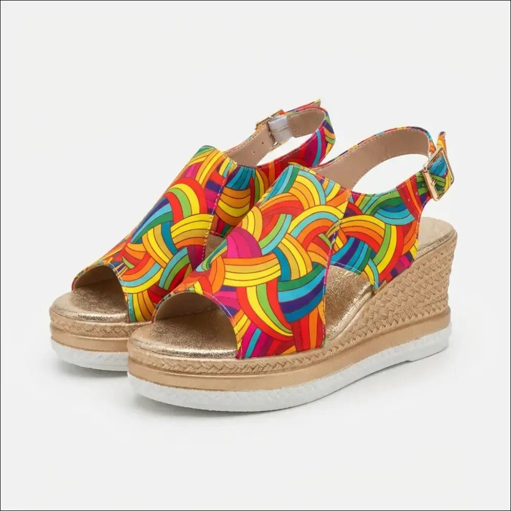 Färgglada wedges med regnbågsmönster och kilklack, perfekta för en hippie-inspirerad sommarlook.