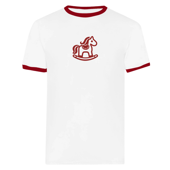 Röd Gunghäst Ringer T-Shirt - Vintage Rocking Horse Graphic Tee med röd detaljer och minimalistisk design.