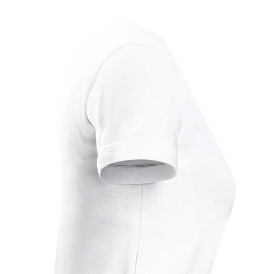 Fitness Tee i vitt sett från sidan, perfekt för träning och att visa styrka och glädje.