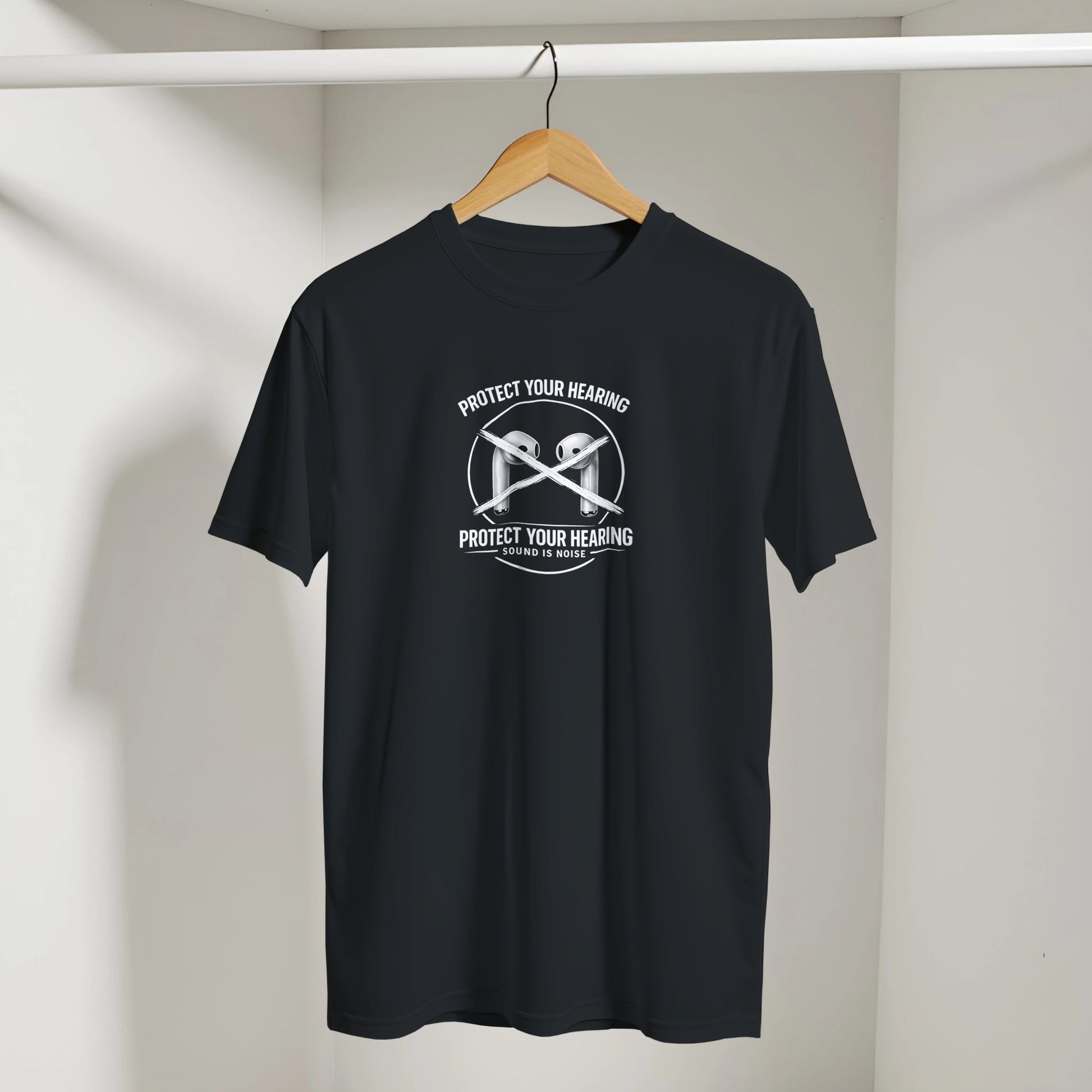 Svart t-shirt med texten "Protect Your Hearing" hängande på en klädhängare.