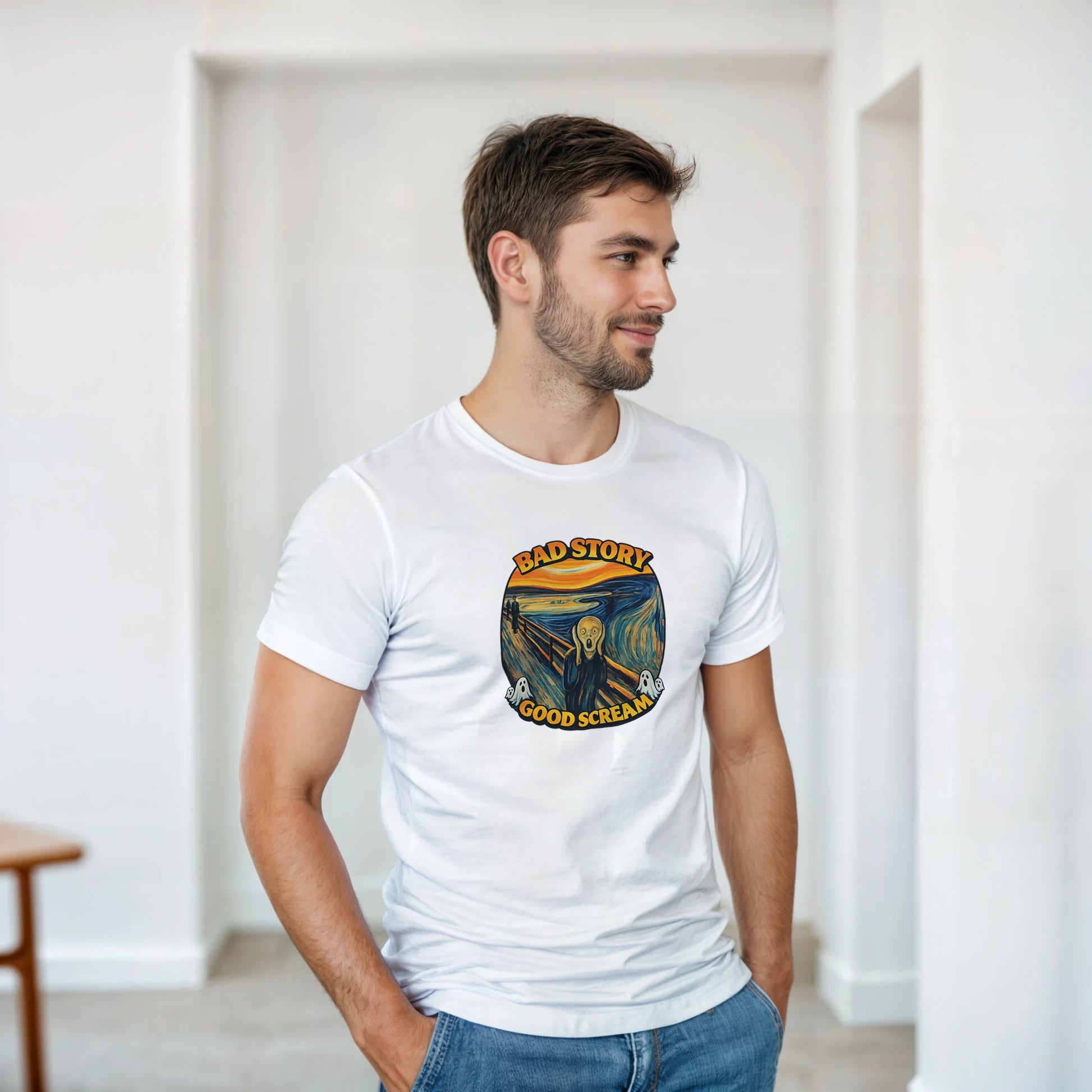 Man som bär Bad Story Good Scream T‑Shirt med Scream Graphic Art Tee i modern inredning.