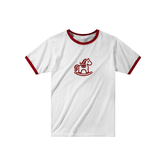 Röd Gunghäst Ringer T-Shirt - Vintage Rocking Horse Graphic Tee med röd kant och grafisk design.