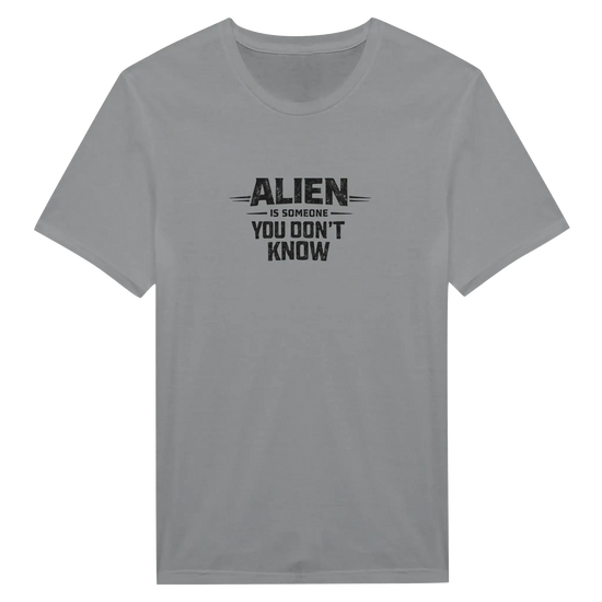 Alien Urban Graphic T‑shirt med texten 'ALIEN IS SOMEONE YOU DON'T KNOW' på grå bakgrund.