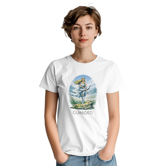 Fantasy T-Shirt med illustration av elvbevakare, kvinna i vit t‑shirt med motivet 'Guarded'.
