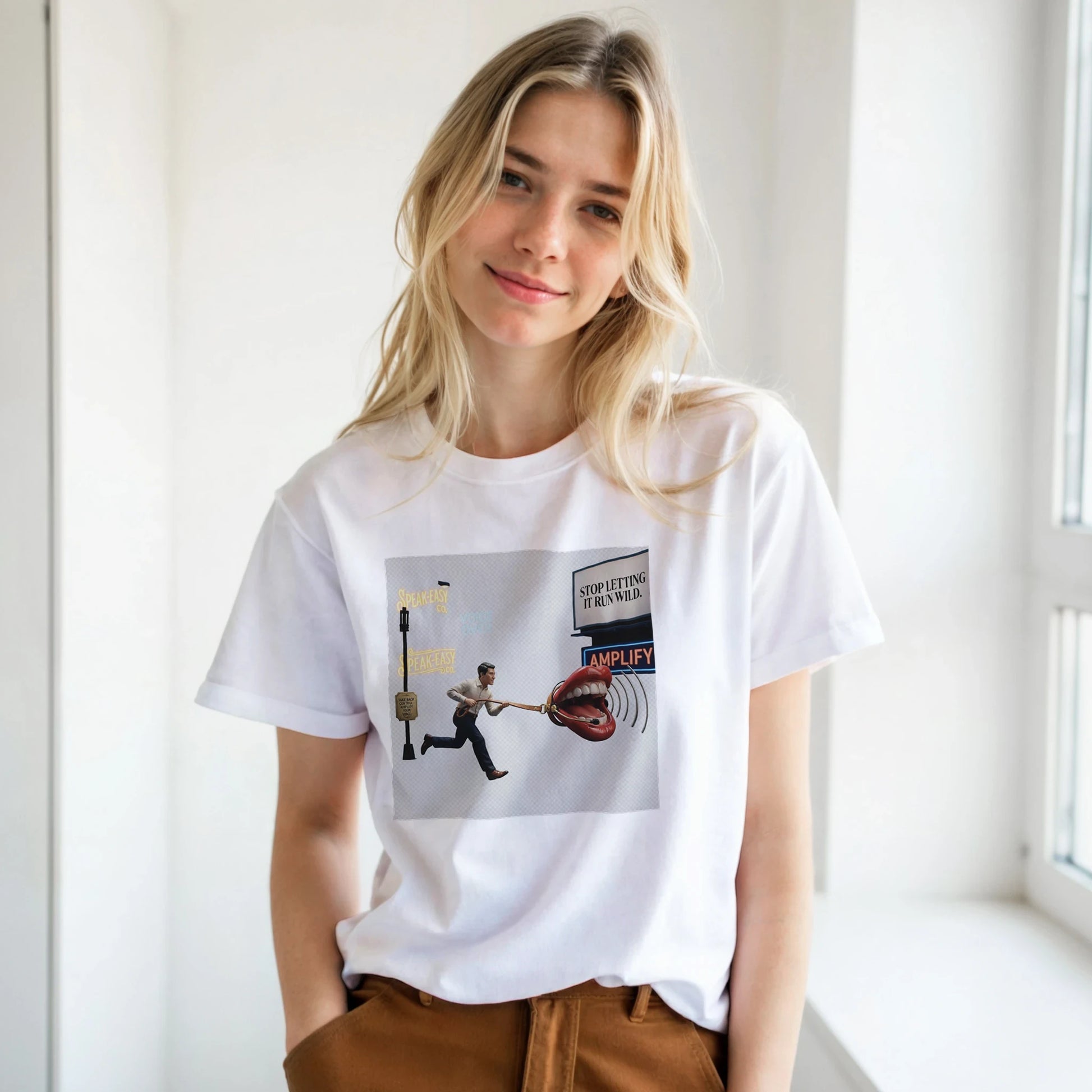 Leashed Voice T-shirt med tryck av en person som drar i en mikrofon. Mjuk och ideal för DTG-tryck.