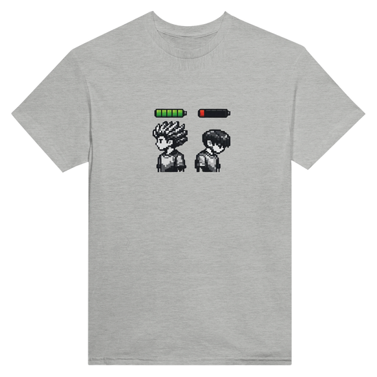 Energi Nivå Tee med grafisk motiv av två karaktärer och batterinivåer, grå t-shirt med pixelkonst.