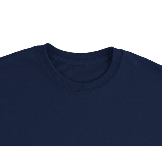 Marinblå t-shirt med evolution t-shirt grafik, närbild på halsringningen och tygtexturen.