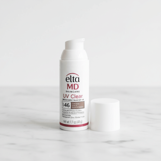 Foundation från EltaMD – återfuktande solkräm SPF 46 i praktisk pumpflaska.