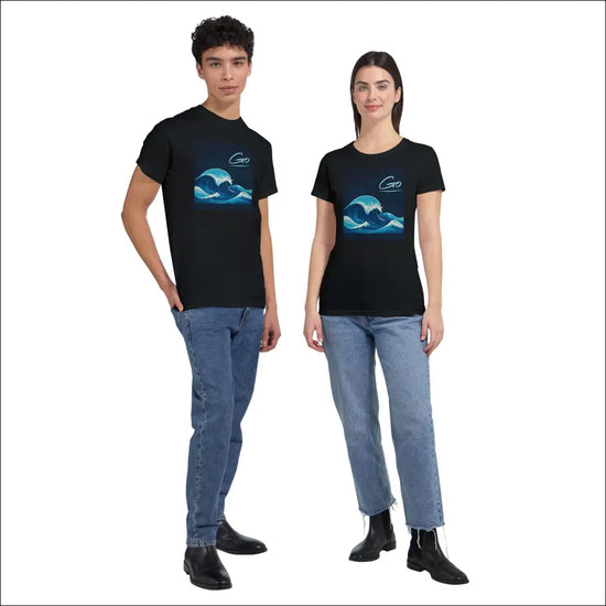 Go T‑Shirt – Grafisk vågdesign med kraft och rörelse - Print Material