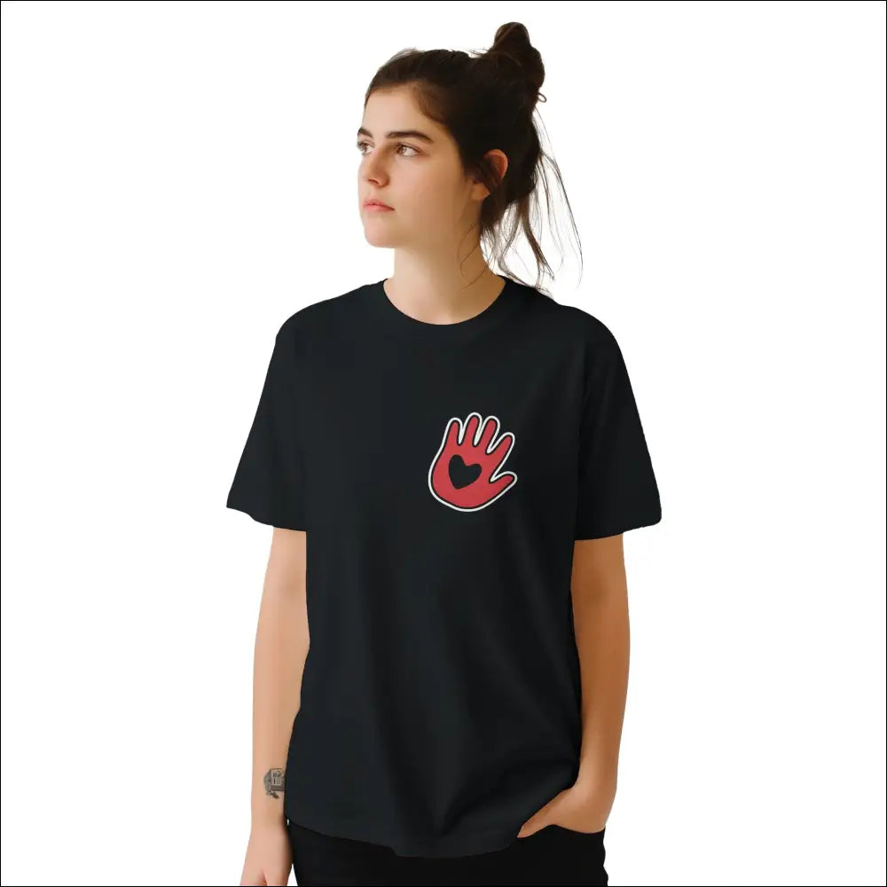 Handen på hjärtat T-shirt med röd handsymbol på svart bakgrund, symboliserar förtroende och ärlighet.