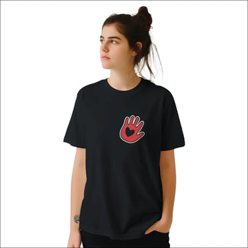 Handen på hjärtat T-shirt med röd handsymbol på svart bakgrund, symboliserar förtroende och ärlighet.