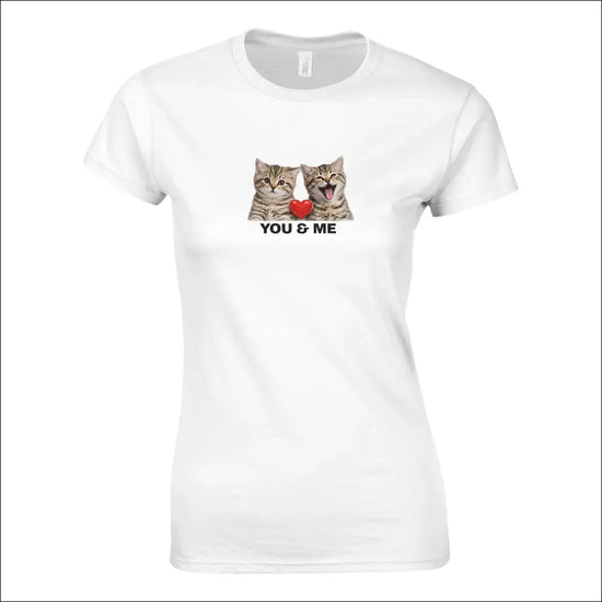 You & Me budskap - Dam t-shirt med två katter som uttrycker tillgivenhet och kärlek.