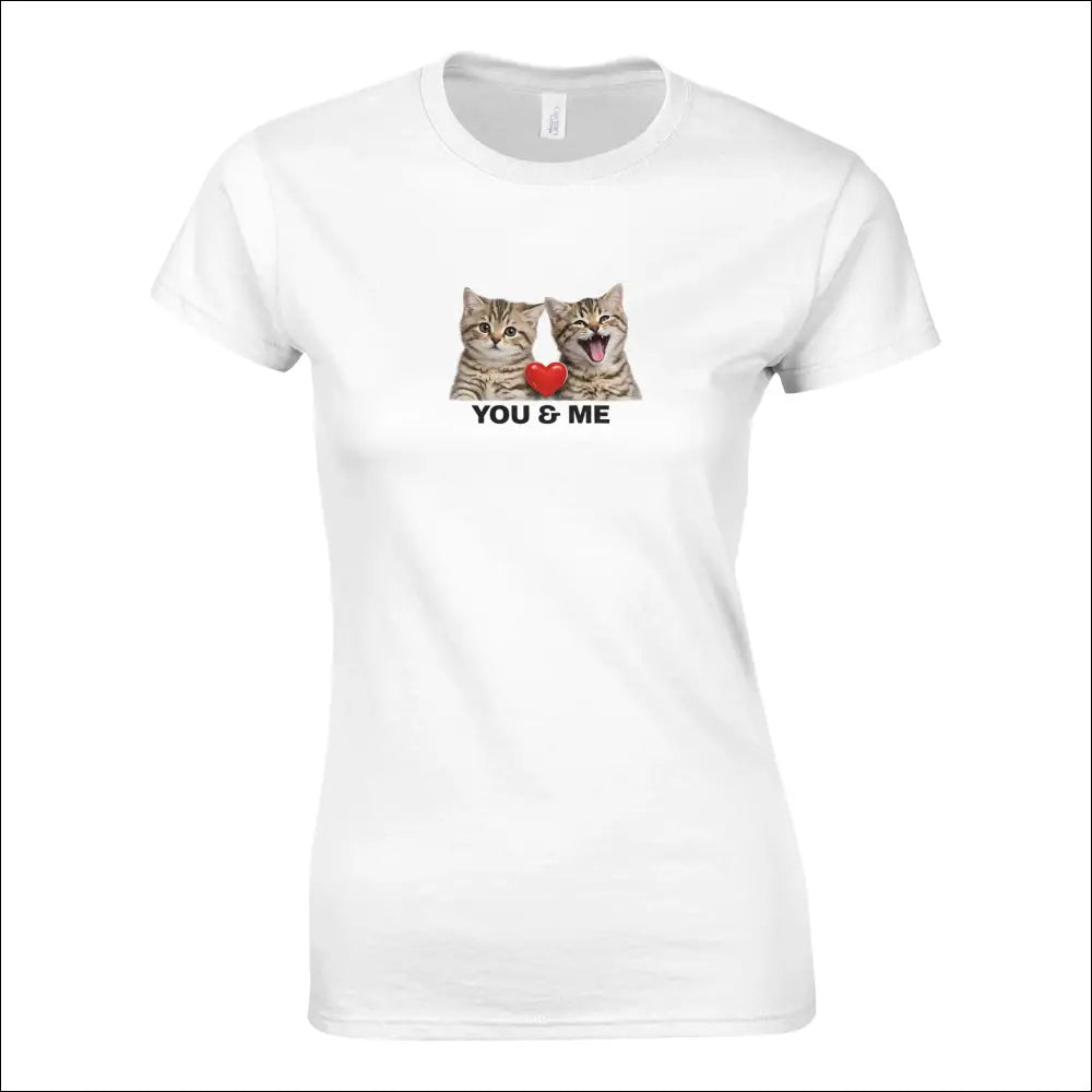 You & Me budskap - Dam t-shirt med två katter som uttrycker tillgivenhet och kärlek.