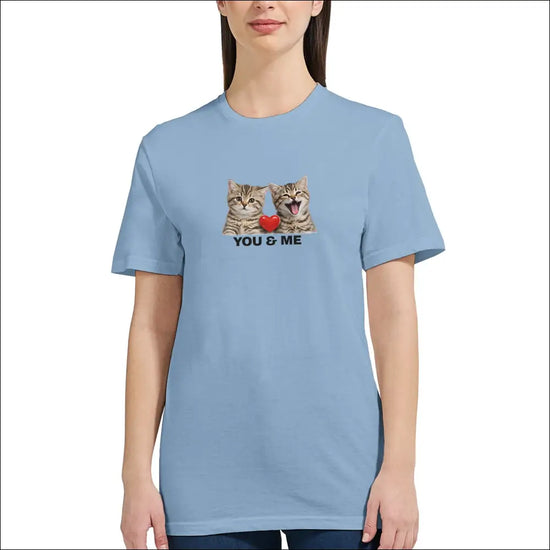 Dam t-shirt i ljusblått med kattmotiv och texten "You & Me budskap".