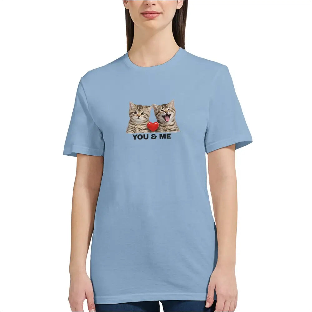 Dam t-shirt i ljusblått med kattmotiv och texten "You & Me budskap".
